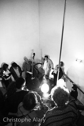 Jam dans les escaliers... Dgiz, slam et contrebasse Antoine Banville, percussion
