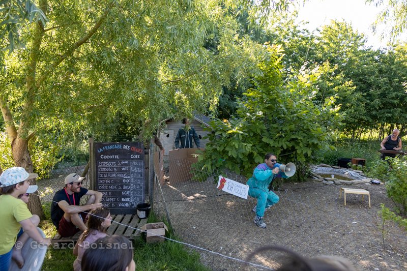 Présentation des concurrentes de la course de poules.