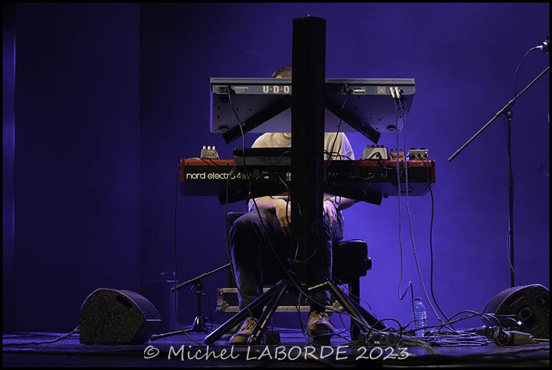 José Diogo Martins, derrière ses claviers.