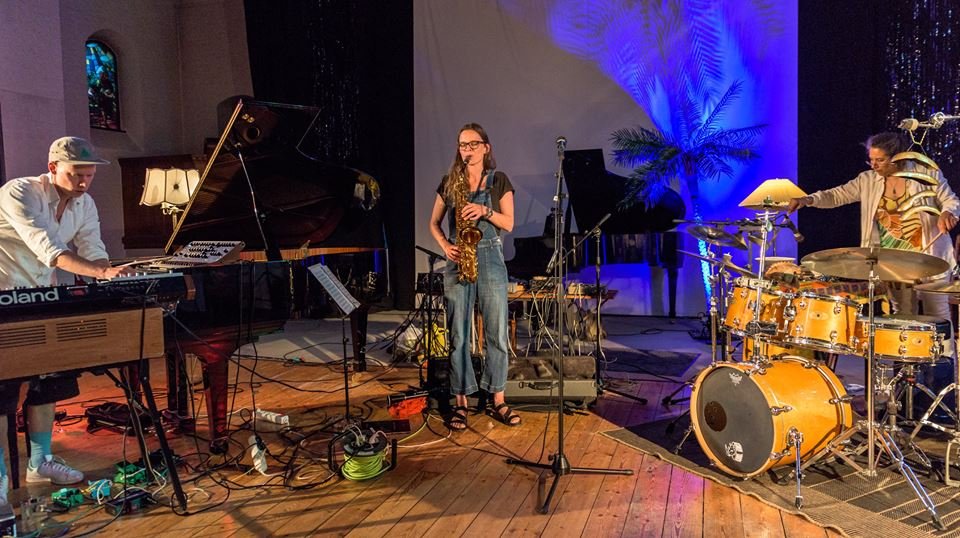 Simon Toldam, Laura Toxvaerd et Marilyn Mazur. Photo : Christer Maennikus