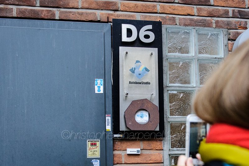 A l'entrée du studio