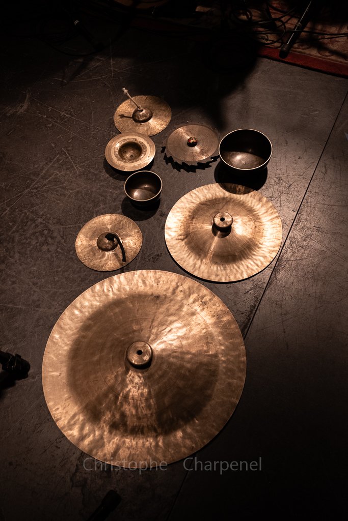 Lê Quan Ninh, cymbales, bols et scie