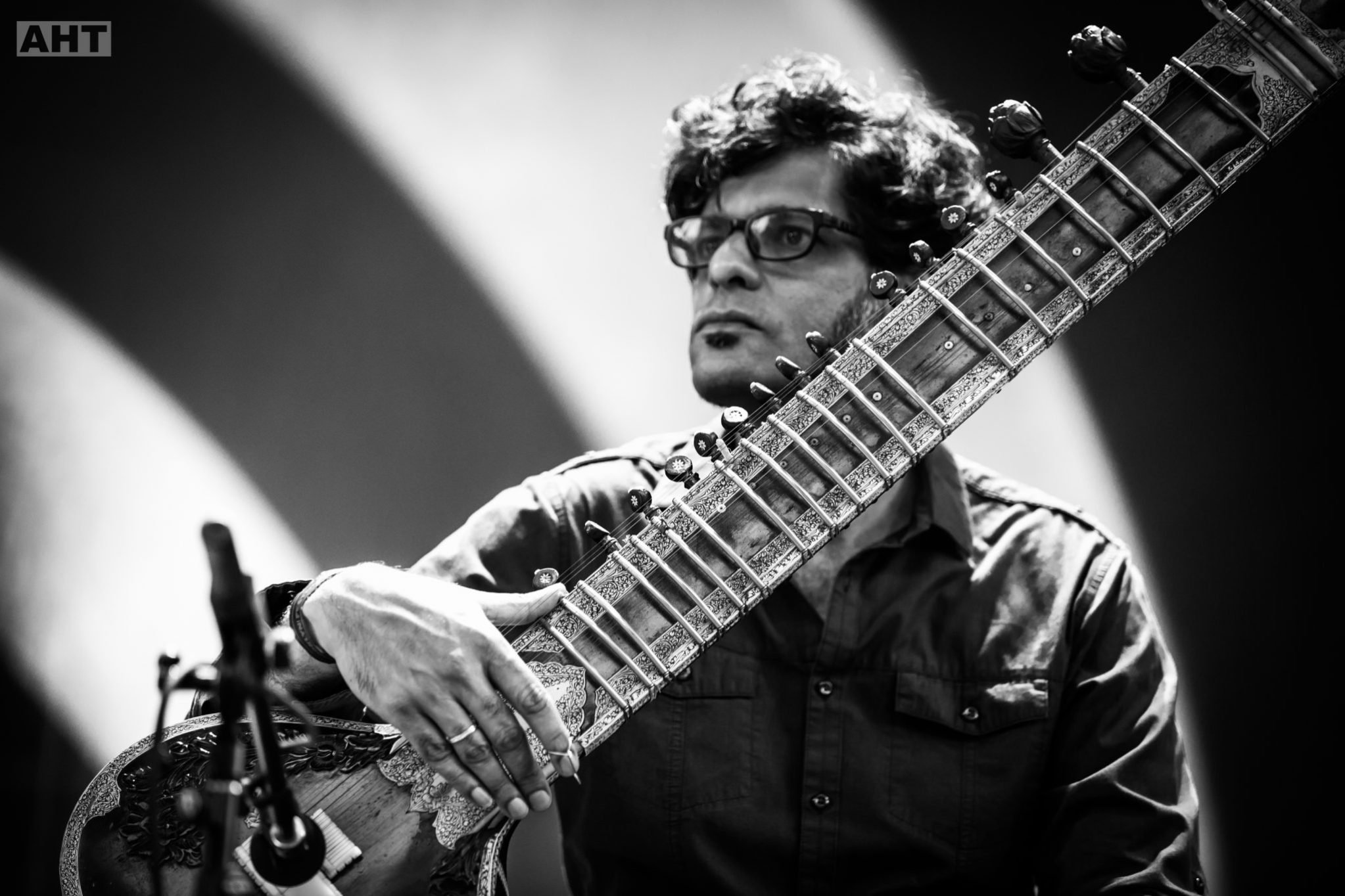 Neel Murgai - sitar par Adrien H. Tillman