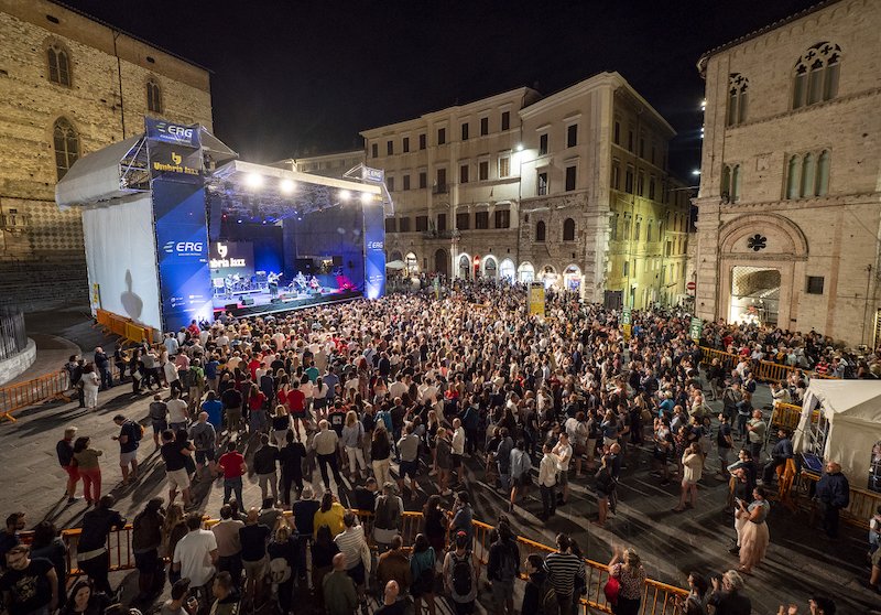 Scène gratuite sur la place du 14 novembre.