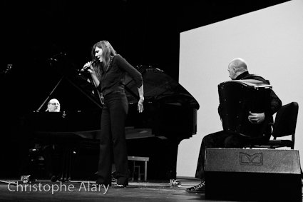 Andy Emler, piano Elise Caron, chant Pascal Contet, accordéon