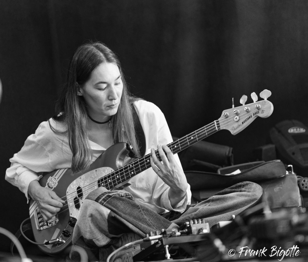 Akemi Fujimori jouant de la basse pendant les balances.