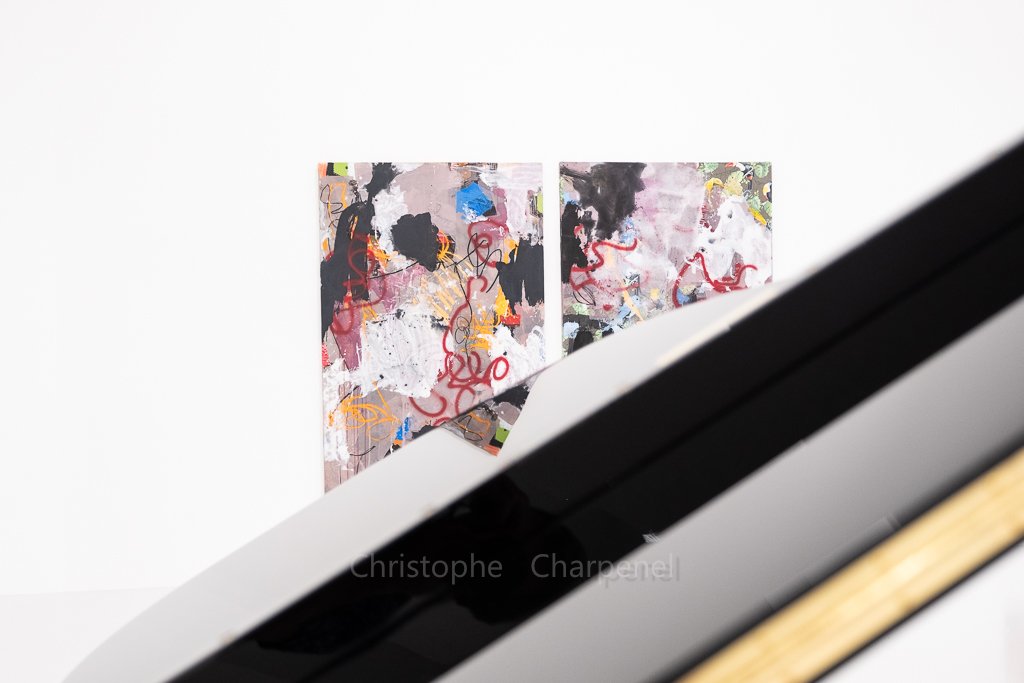 Les tableaux de Franck Chalendard face au piano de Marie Krüttli