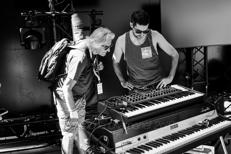 John McLaughlin et Mark Guiliana penchés sur les claviers de Brad Mehldau
