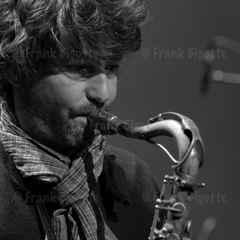 Laurent Bardainne (saxophones ténor et baryton, percussions, voix) - (…)